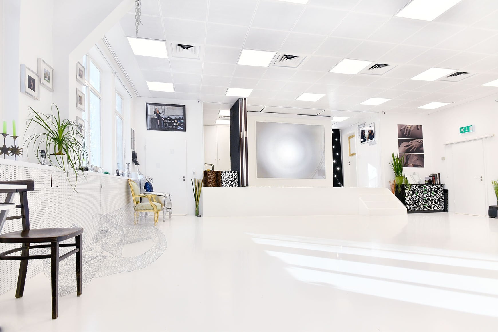 Helles stylisches Fotostudio mit kleiner Bühne