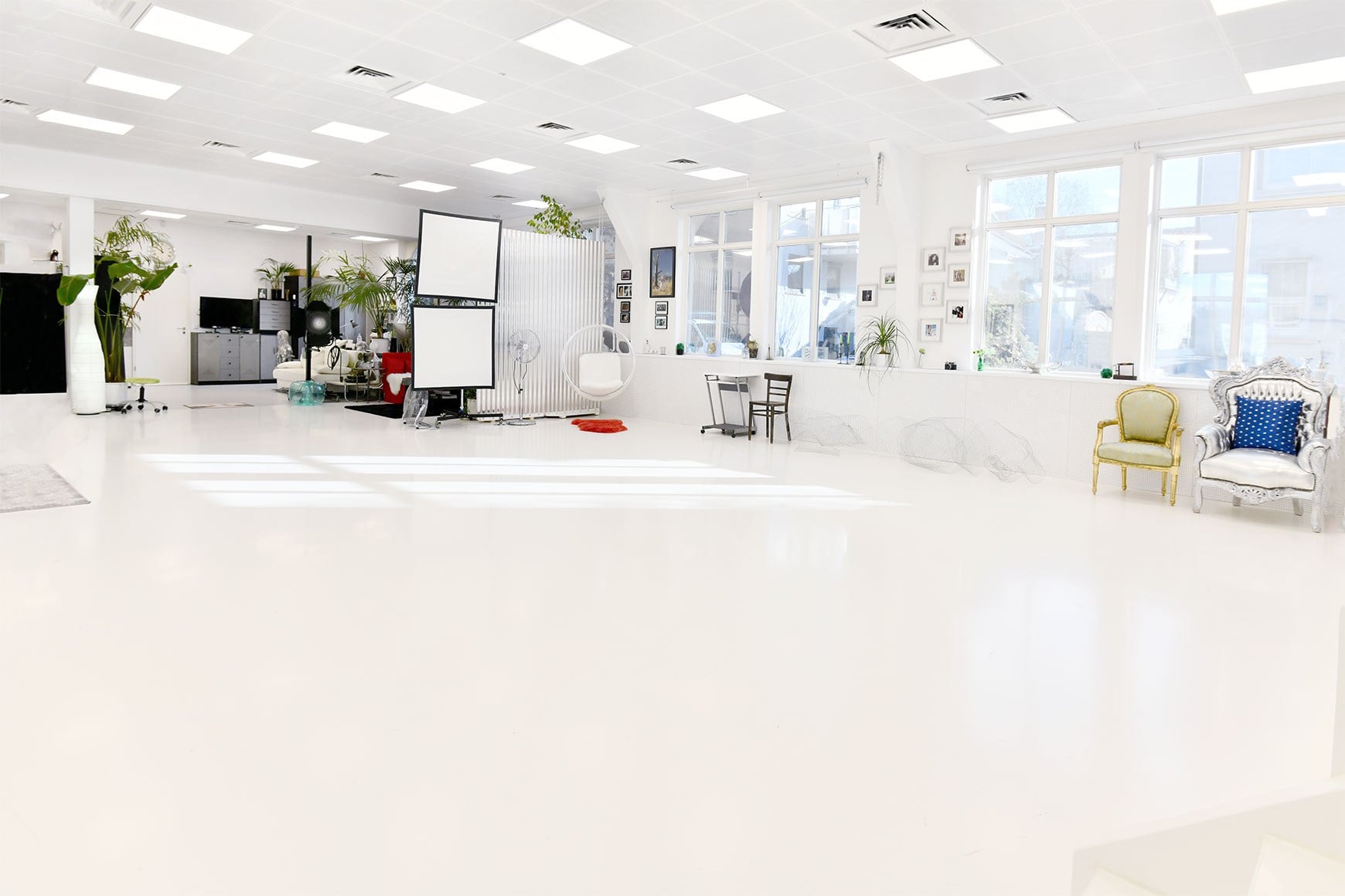 Helles stylisches Fotostudio mit kleiner Bühne