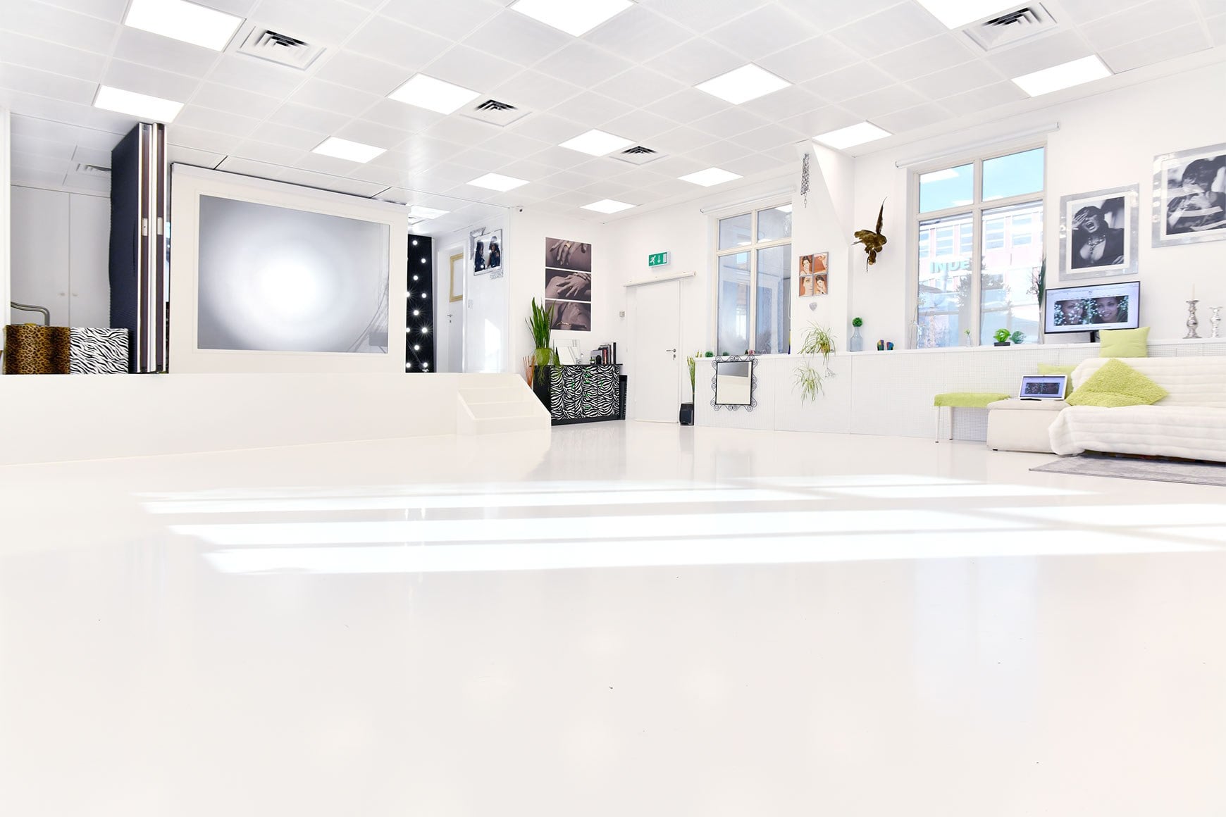 Helles stylisches Fotostudio mit kleiner Bühne