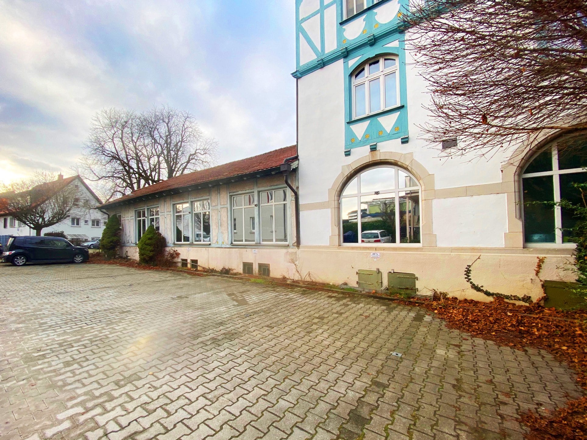 Helles stylisches Fotostudio mit kleiner Bühne