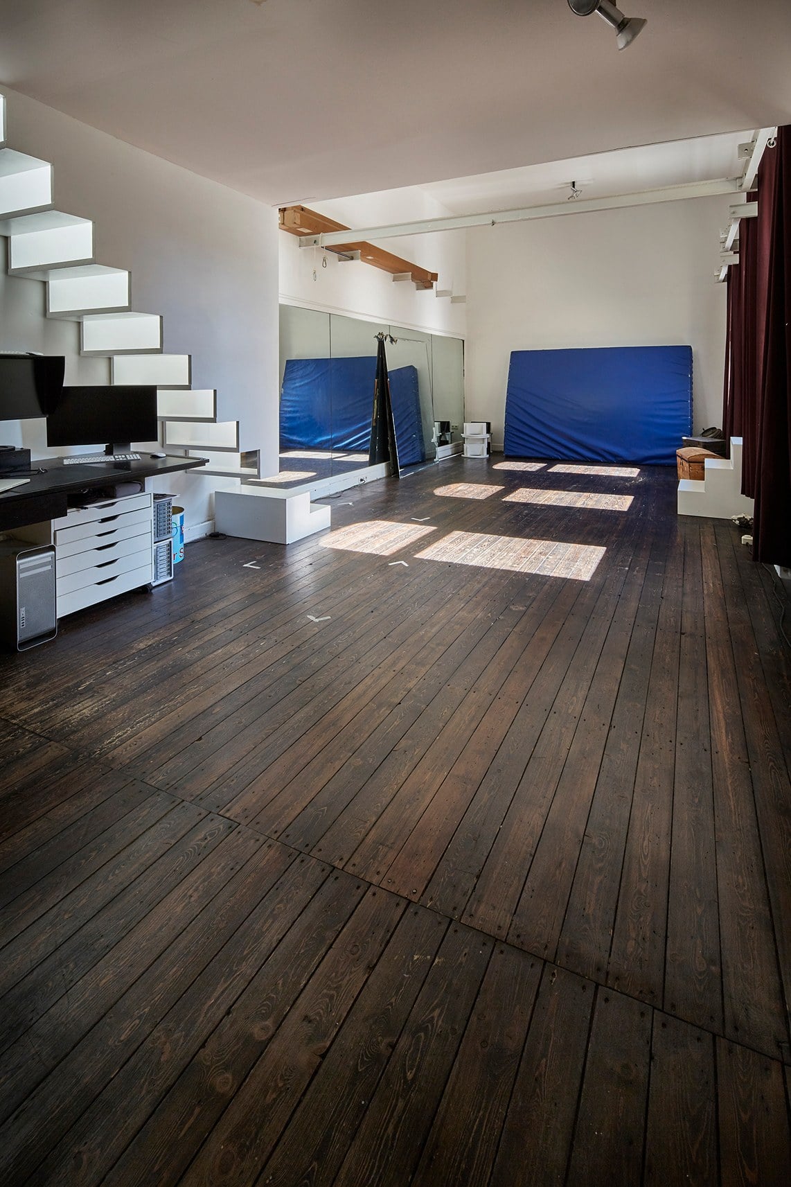 Helles Loft auf der Galerie eines alten Theaters.