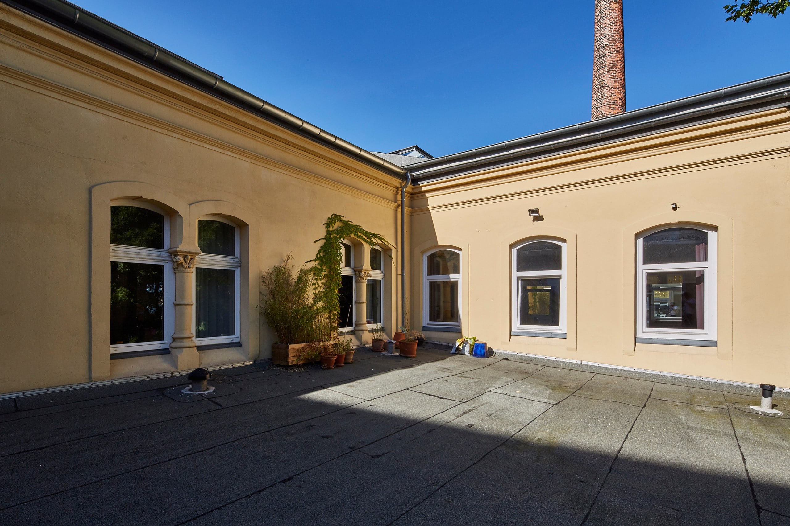 Helles Loft auf der Galerie eines alten Theaters.