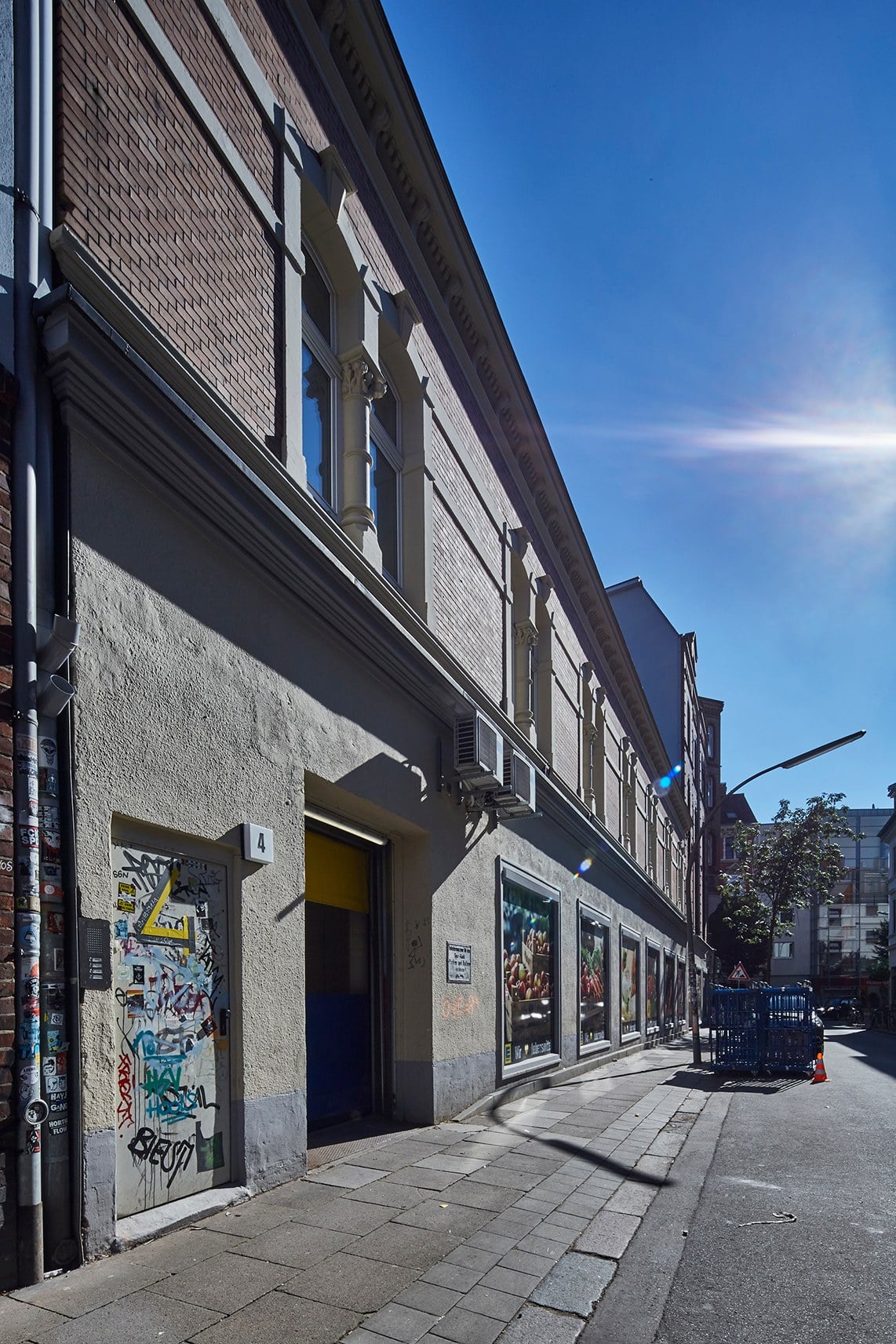 Helles Loft auf der Galerie eines alten Theaters.