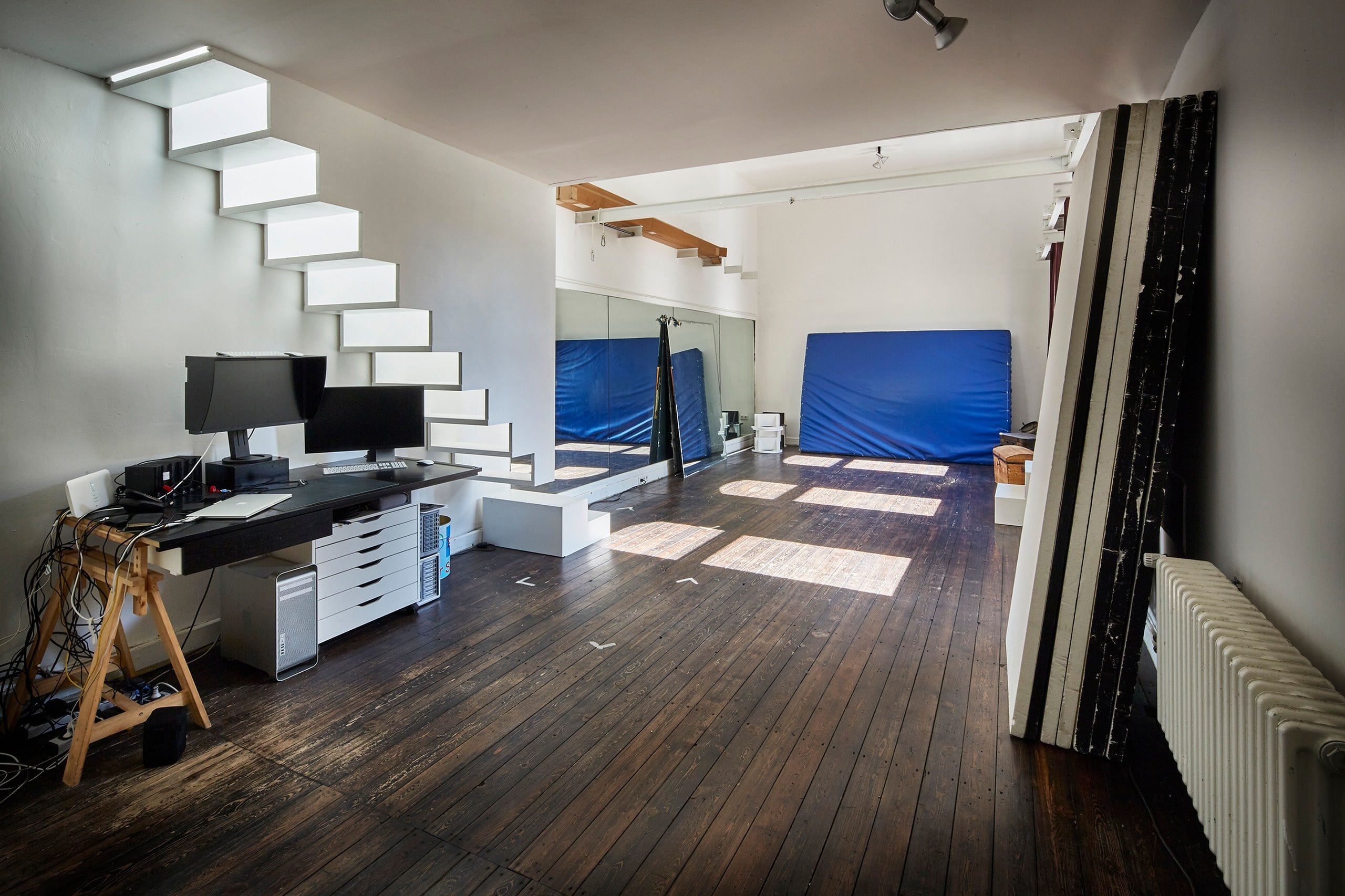Helles Loft auf der Galerie eines alten Theaters.