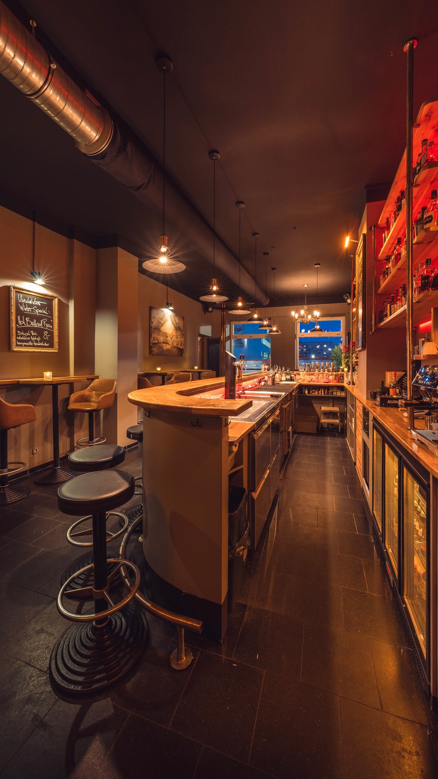 Atmosphärische, klassische Bar im Vintage Stil