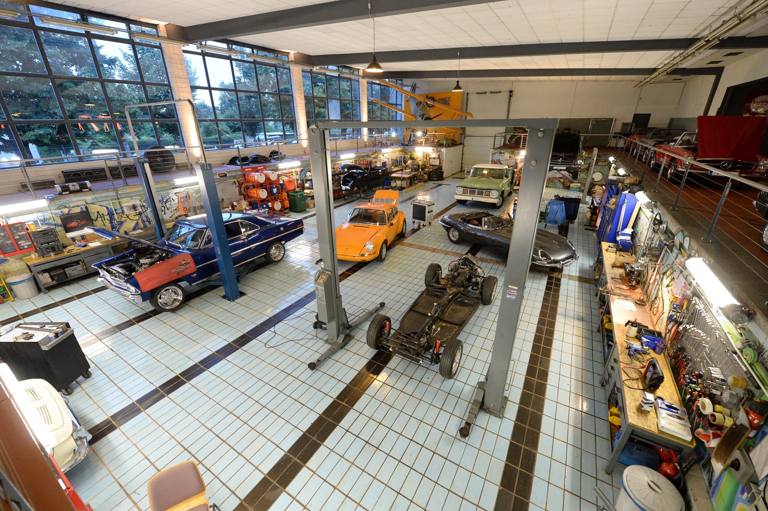Oldtimerwerkstatt in einem alten Schwimmbad