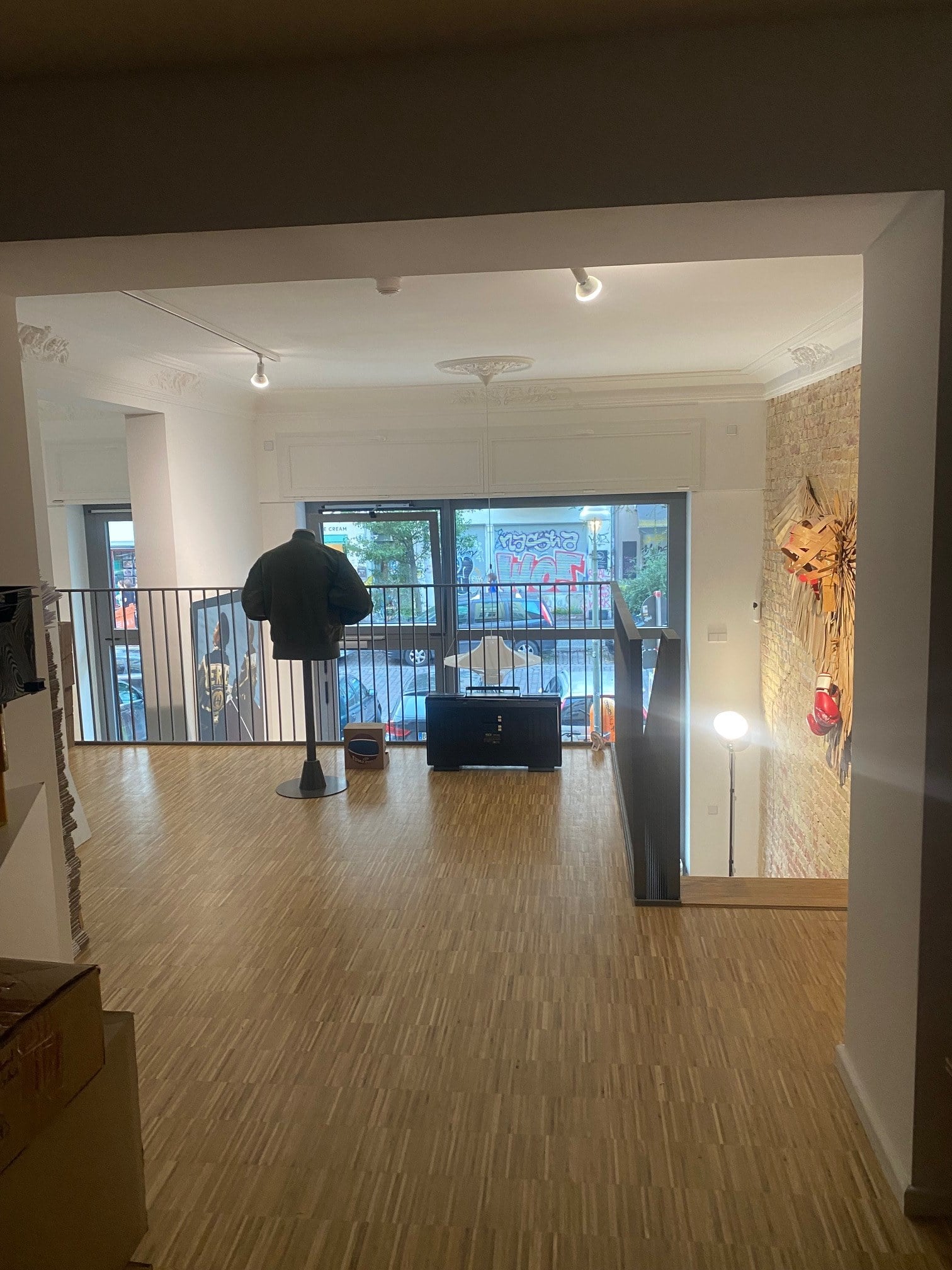 Helles Studio/Gallerie mit Schaufenster zur Straße