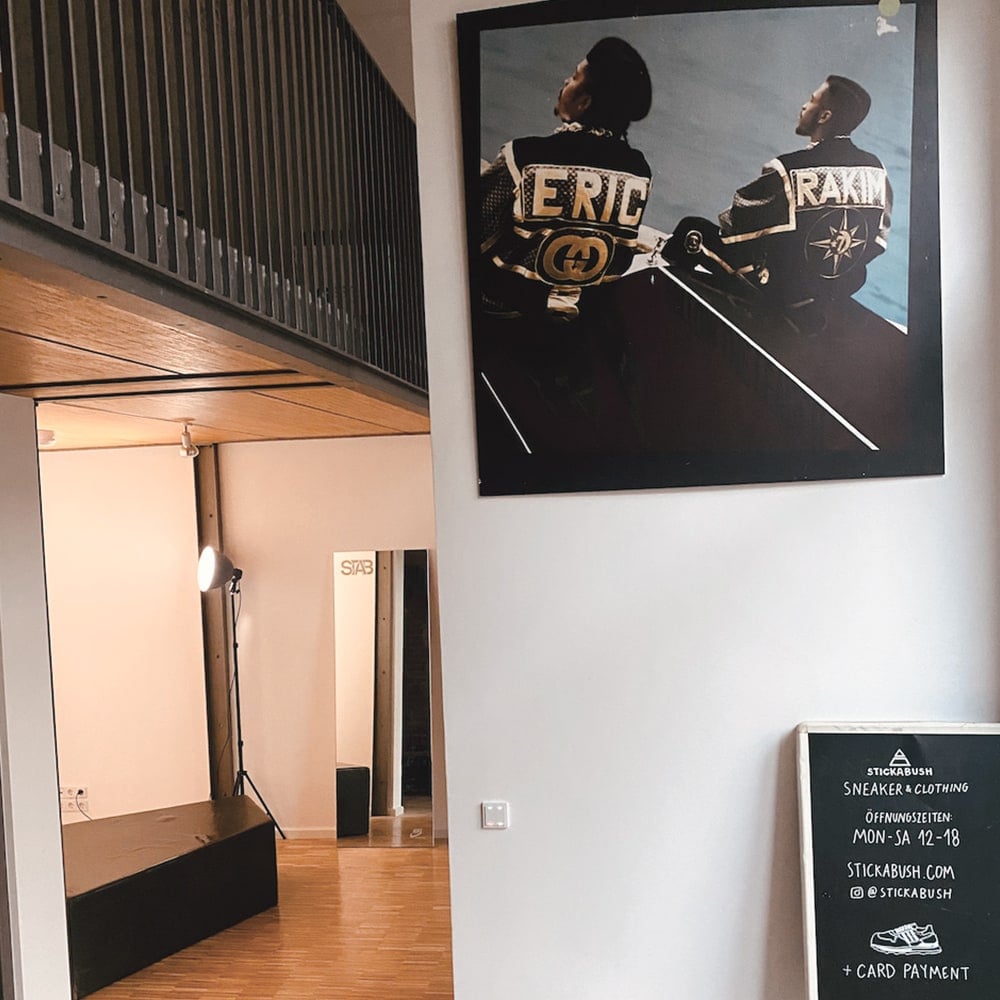 Helles Studio/Gallerie mit Schaufenster zur Straße