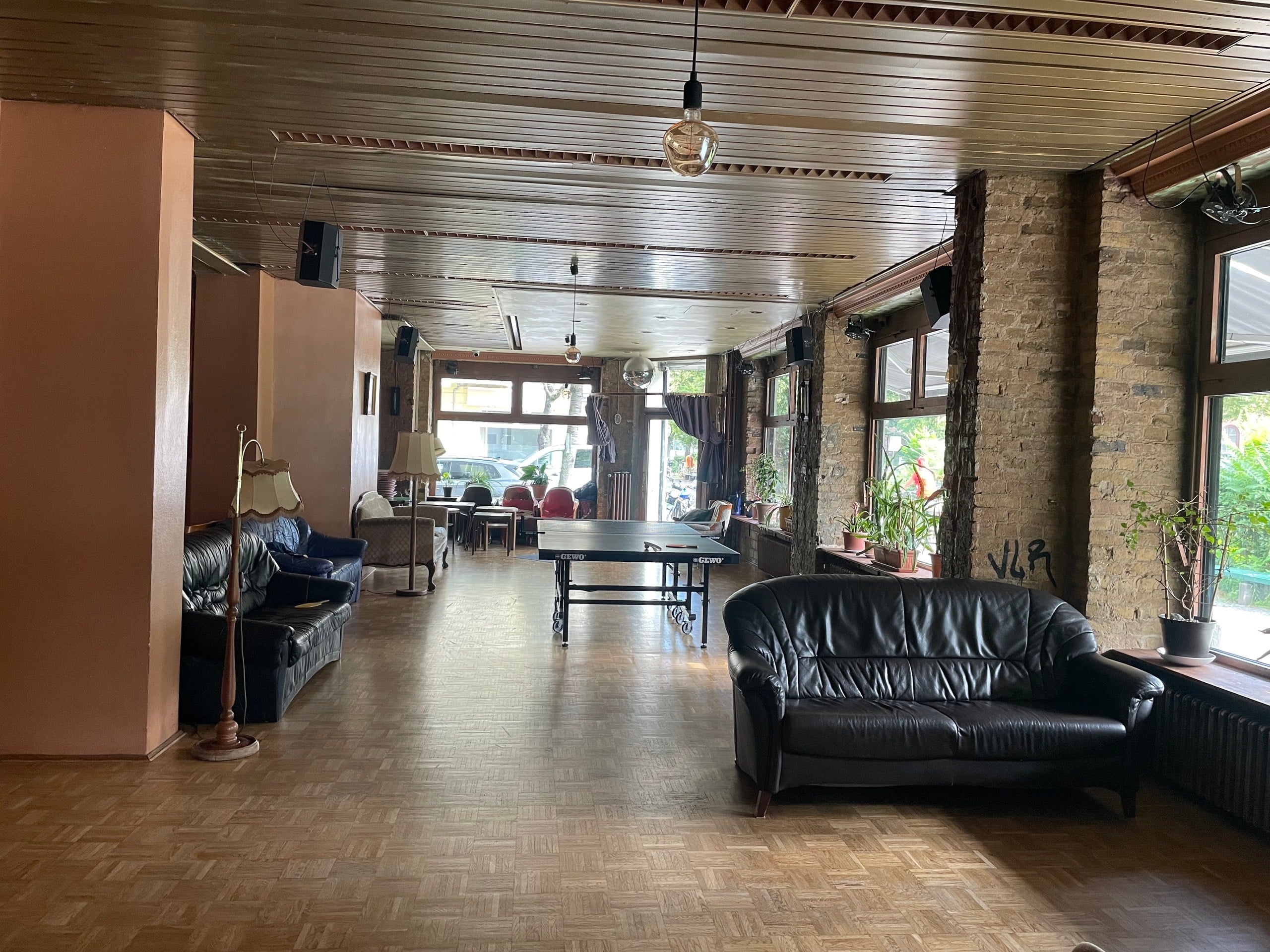 Gemütliche Vintage Bar mit Tanzfläche