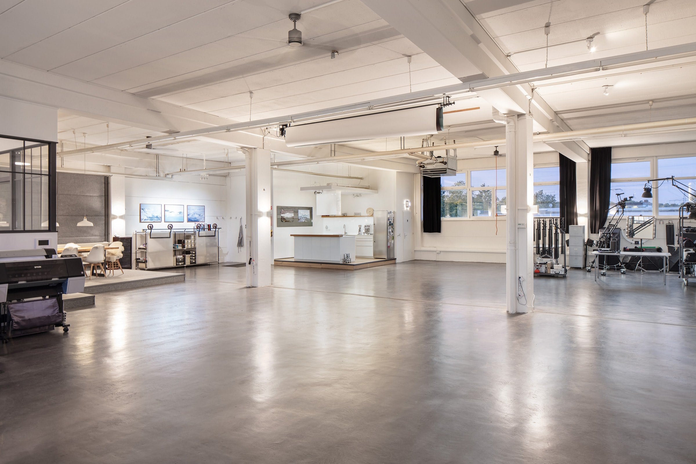 Heller Industrie-Loft mit leicht glänzendem Estrich