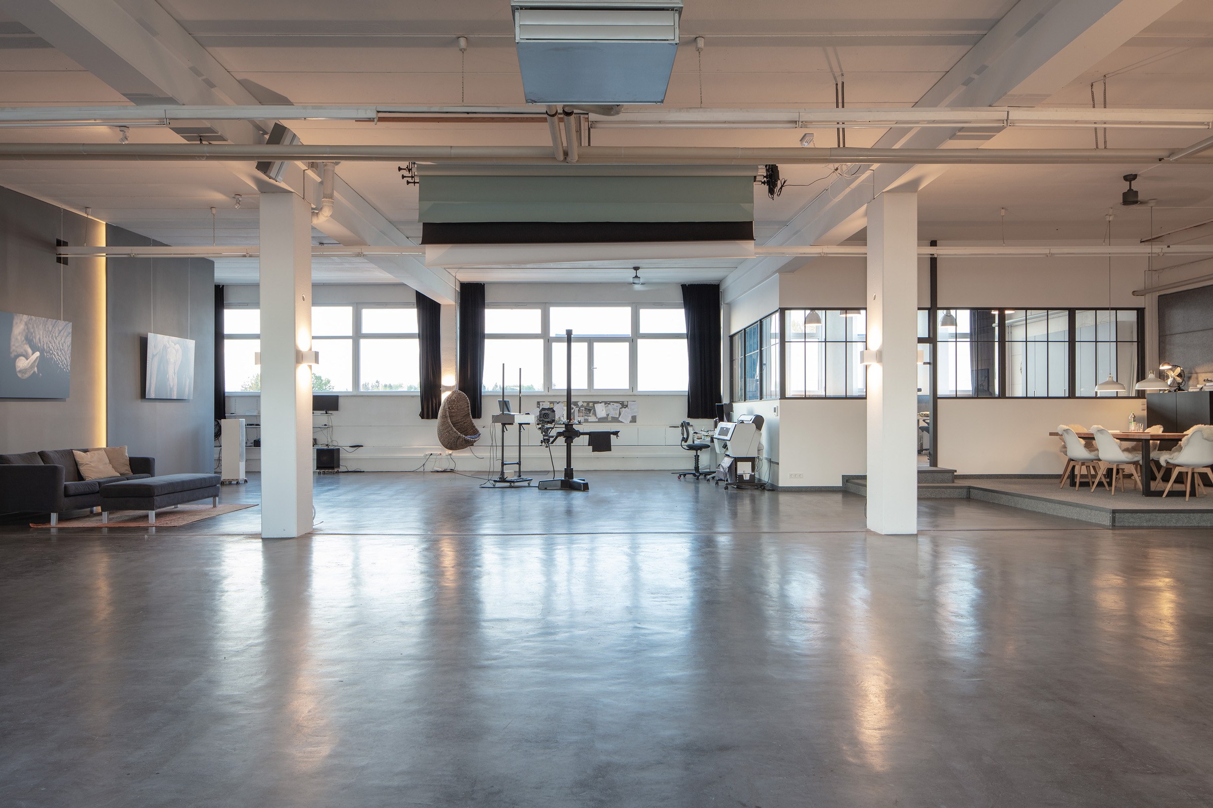 Heller Industrie-Loft mit leicht glänzendem Estrich