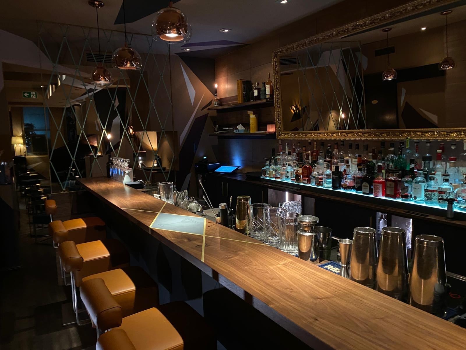 Stilvolle Cocktailbar im Altbau