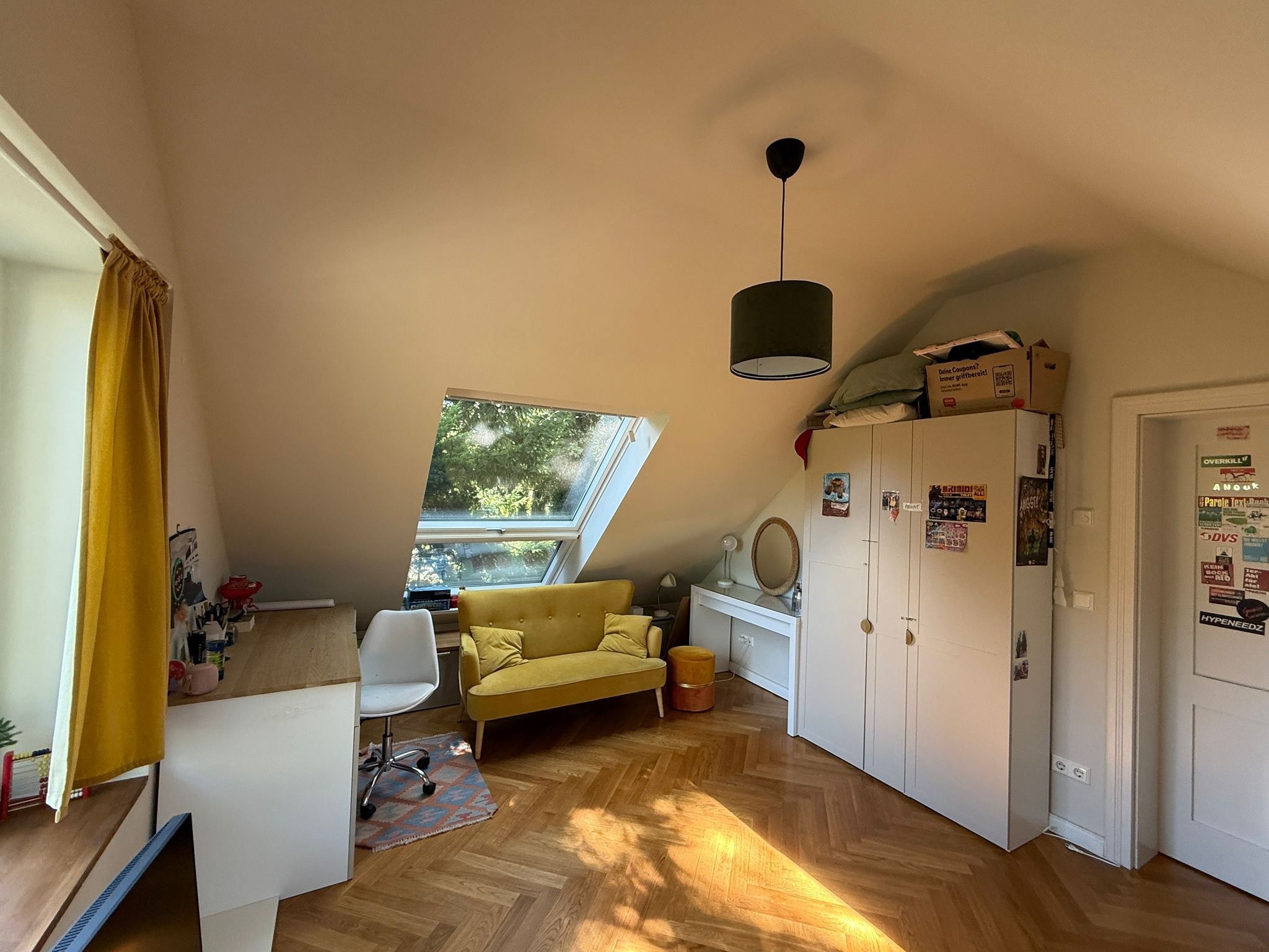 Helles Haus mit hohen Decken und hohen Bäumen in Berlin