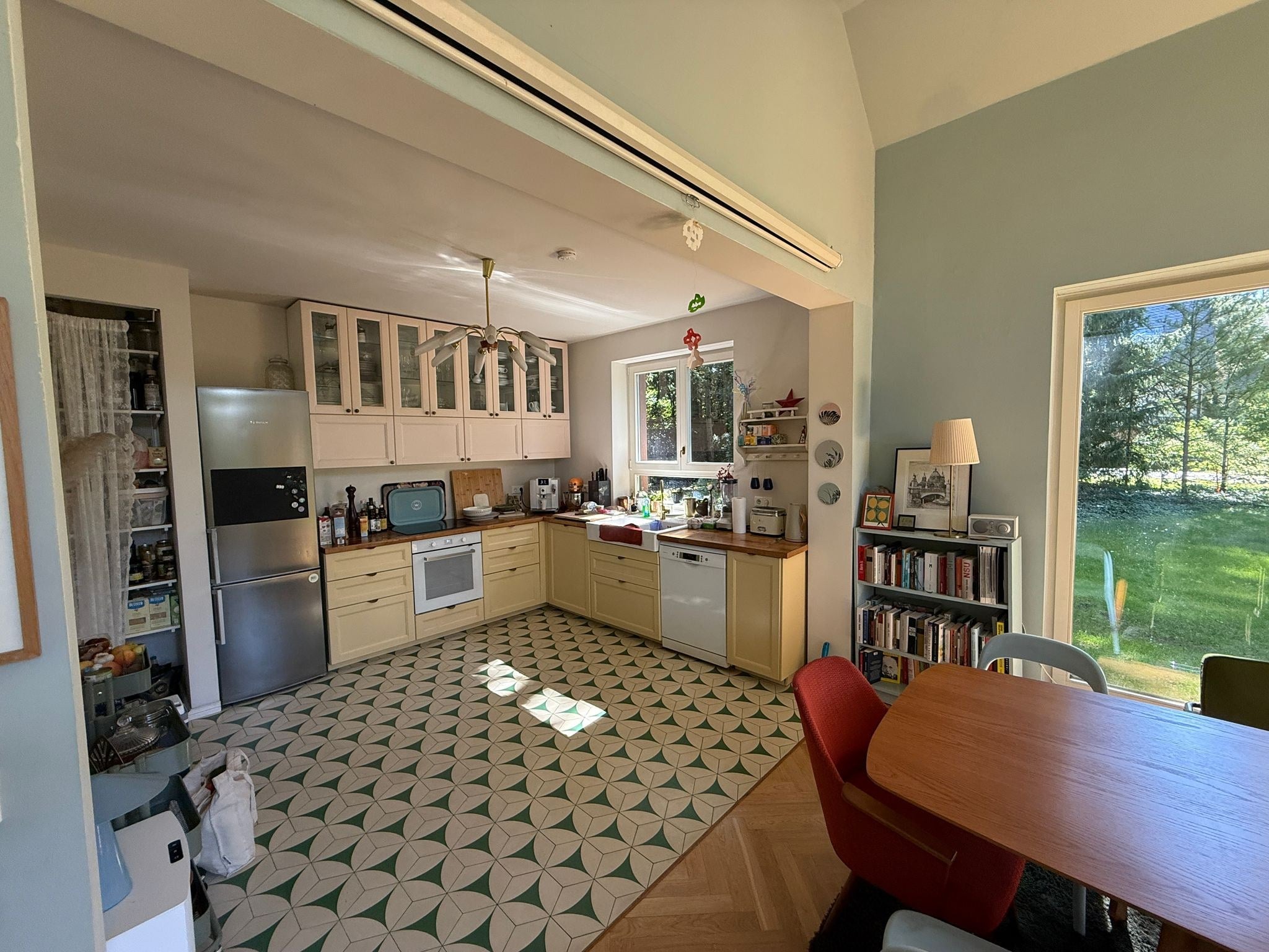 Helles Haus mit hohen Decken und hohen Bäumen in Berlin