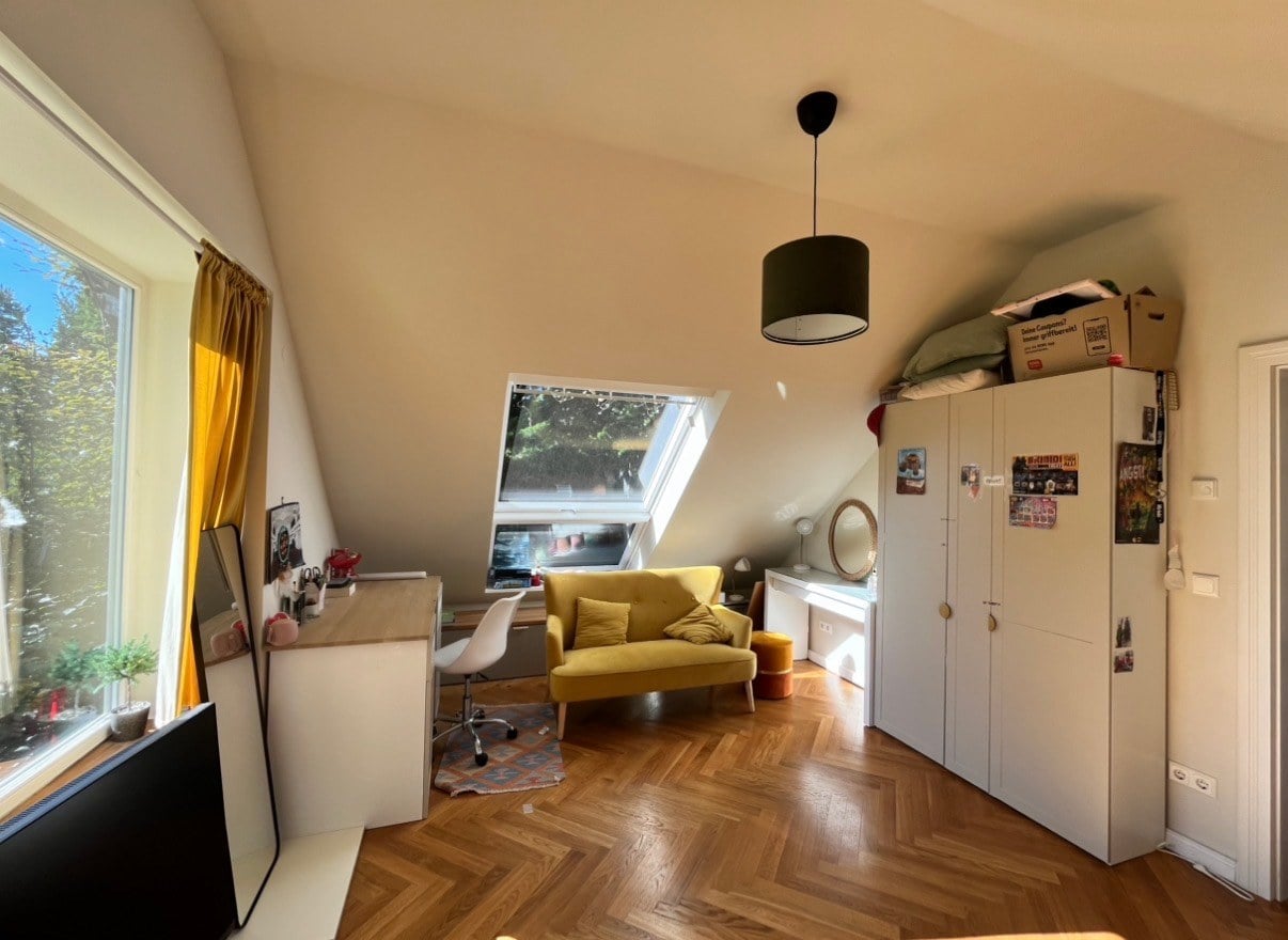 Helles Haus mit hohen Decken und hohen Bäumen in Berlin