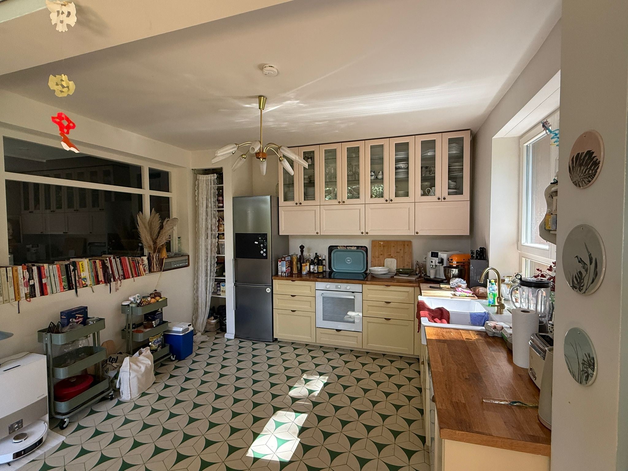 Helles Haus mit hohen Decken und hohen Bäumen in Berlin