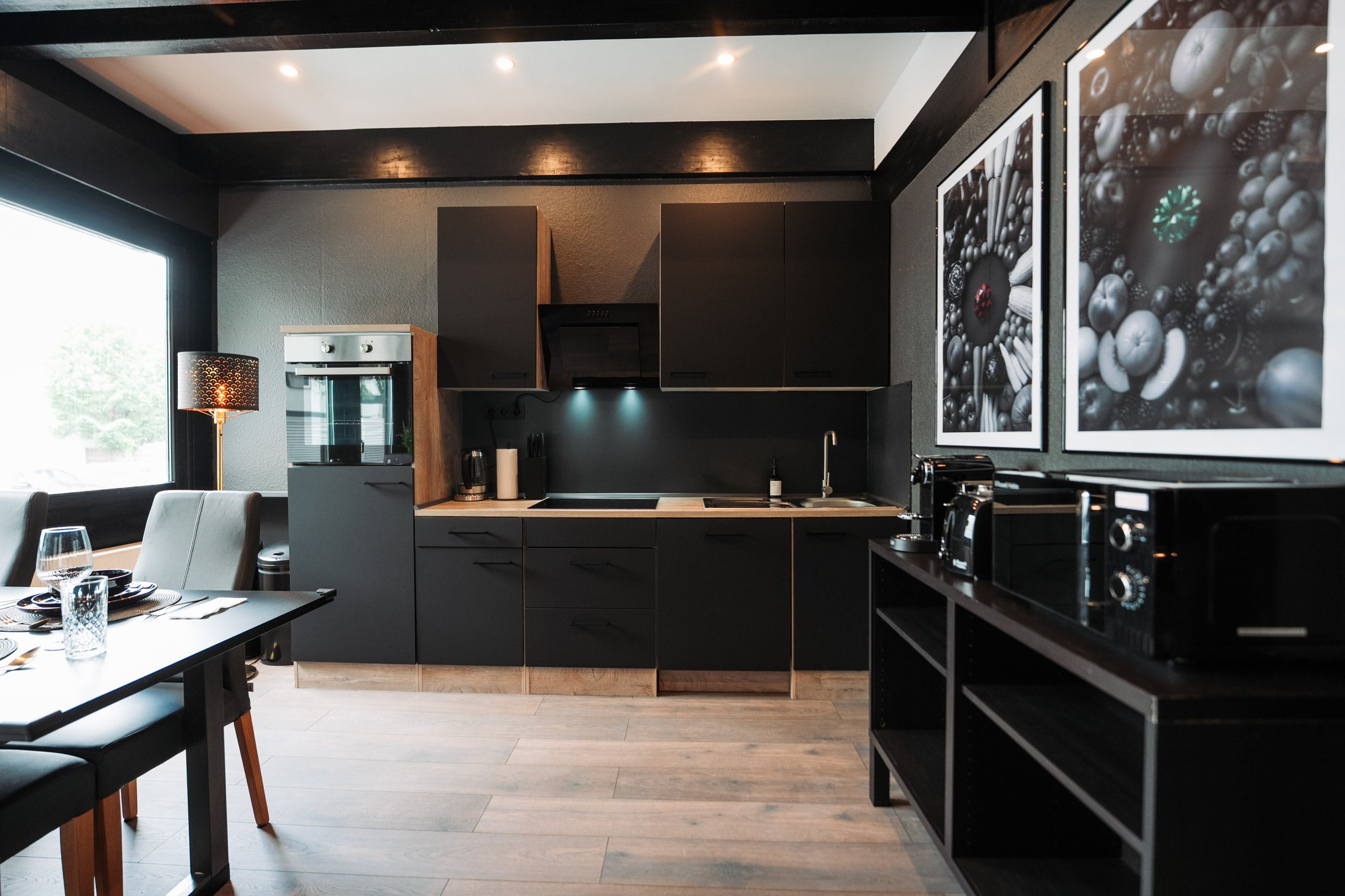 dunkles Design Apartment mit warmen Lichtquellen
