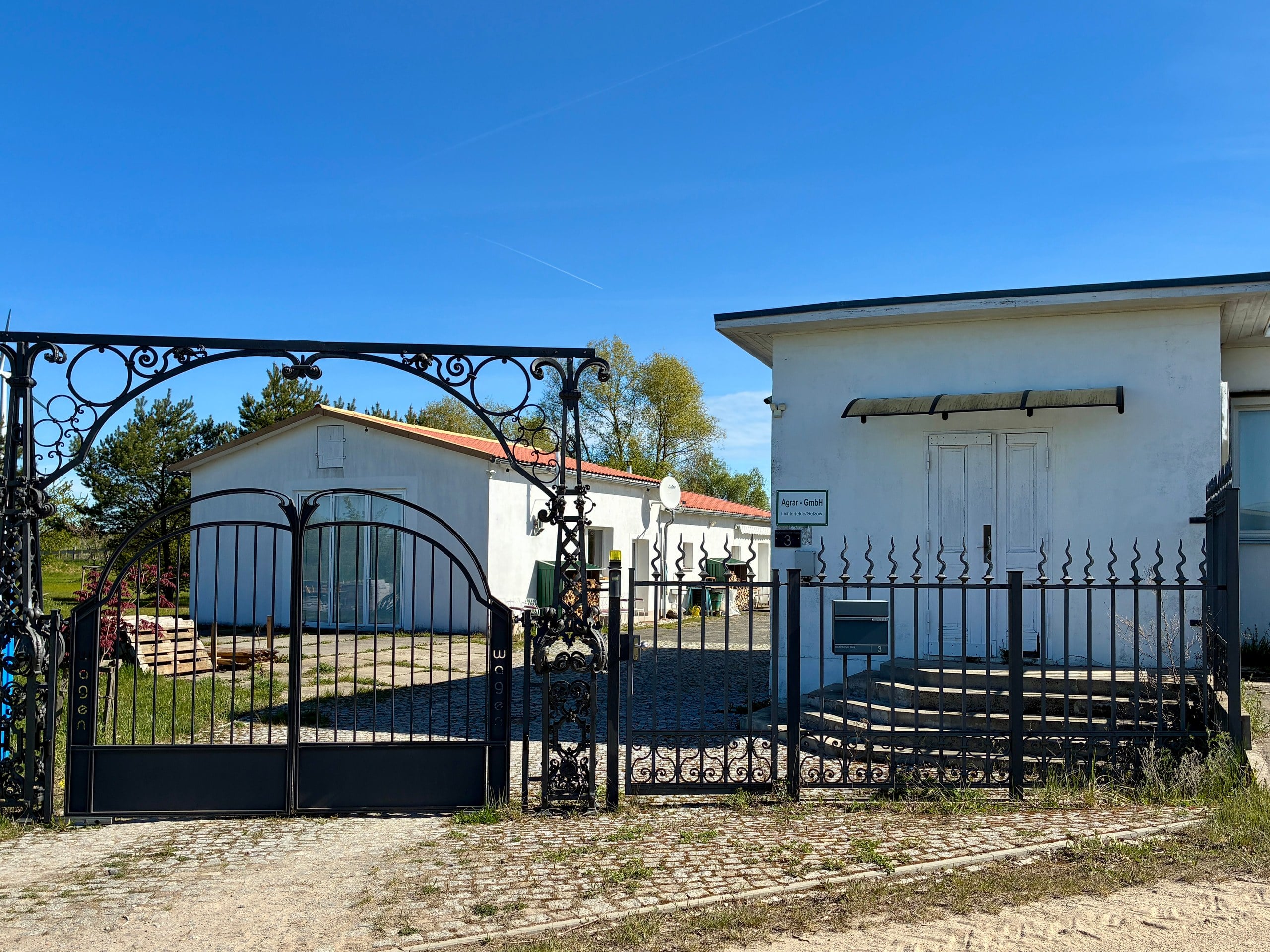 Obstgarten mit drei Gebäuden und hellen Räumen