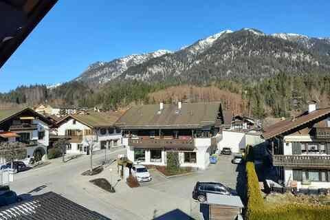 Helle Dachgeschosswohnung mit super Bergblick