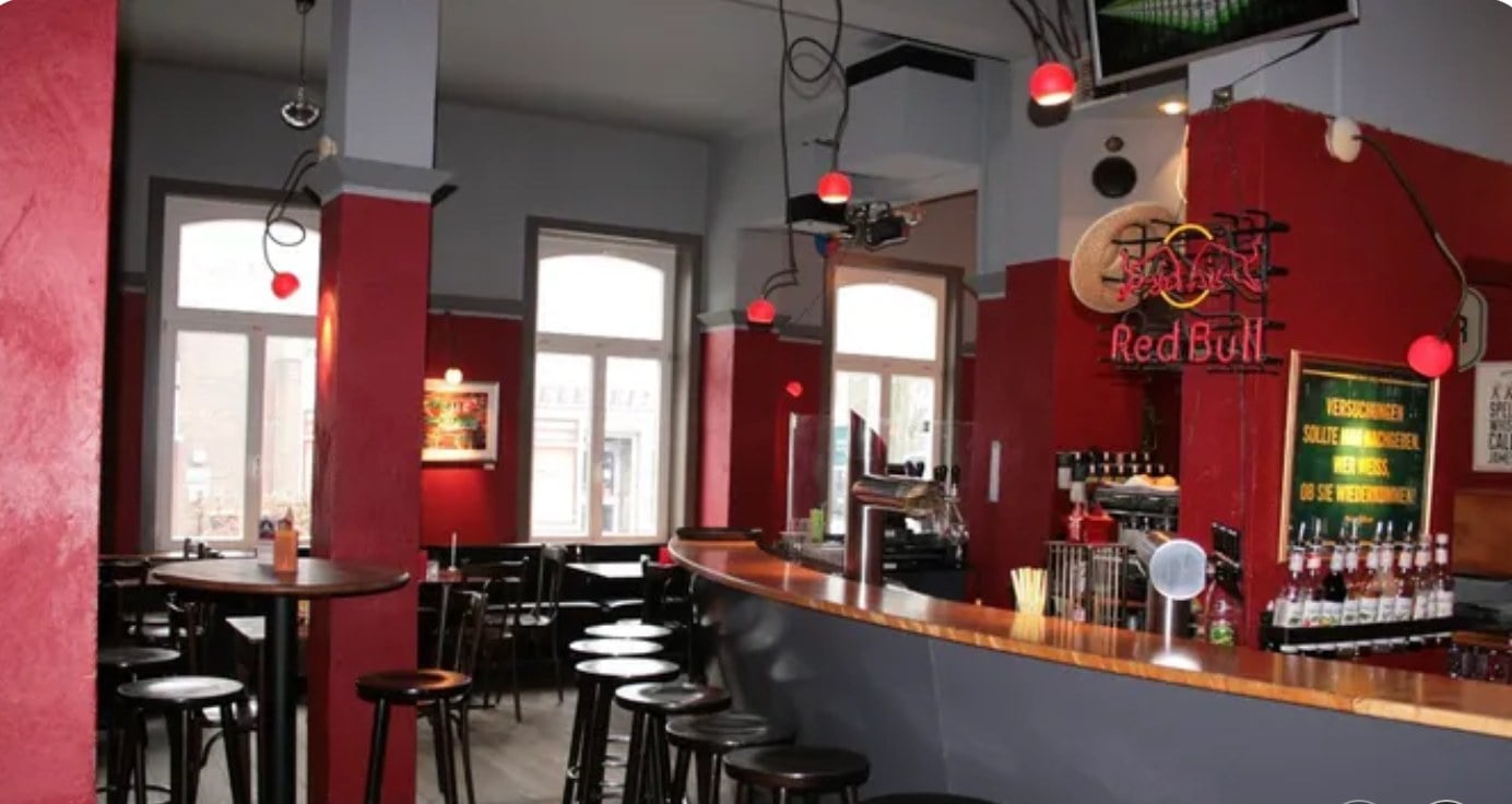 Tagsüber hell, abends gemütliche Bar Atmosphäre