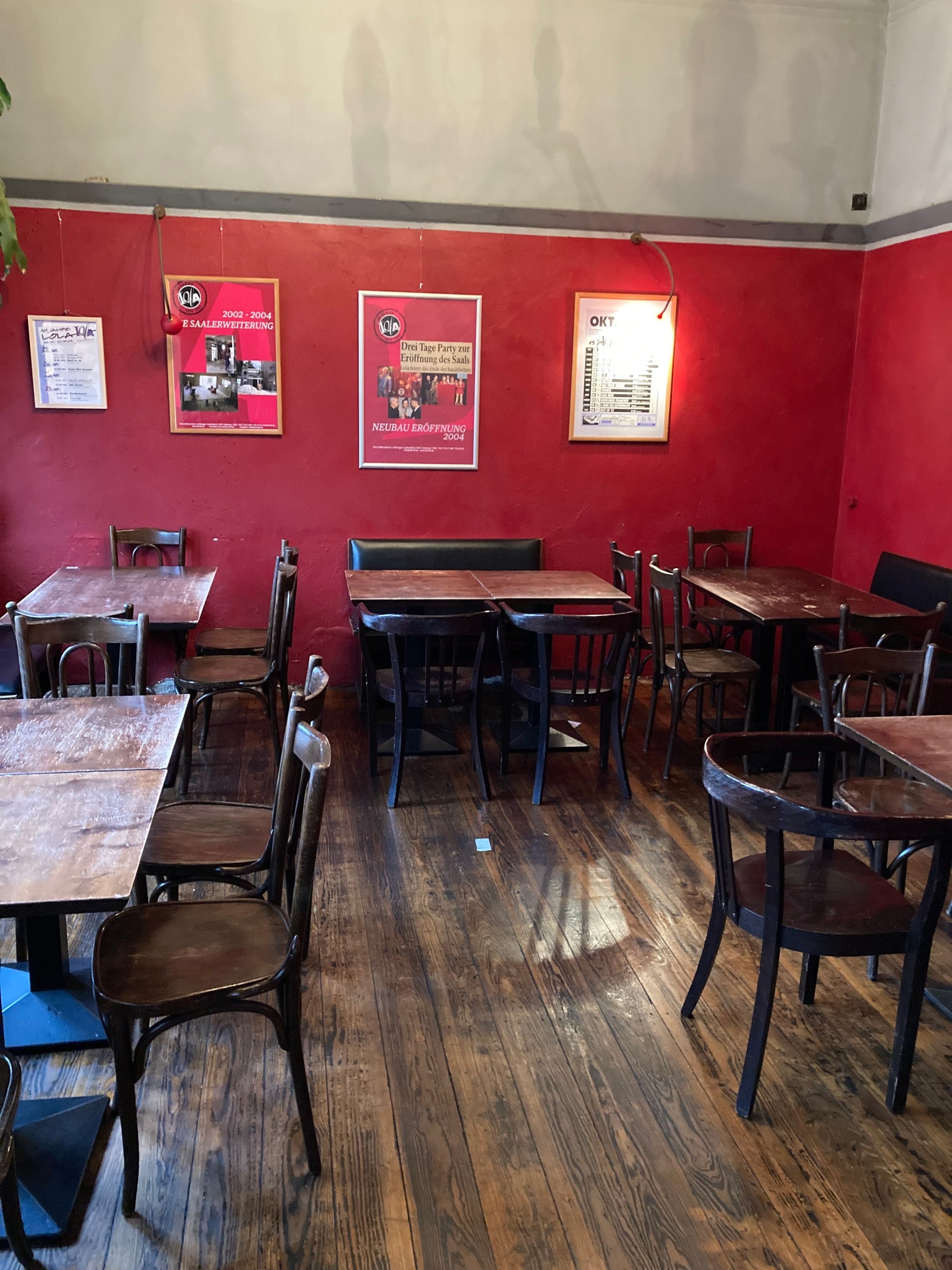 Tagsüber hell, abends gemütliche Bar Atmosphäre