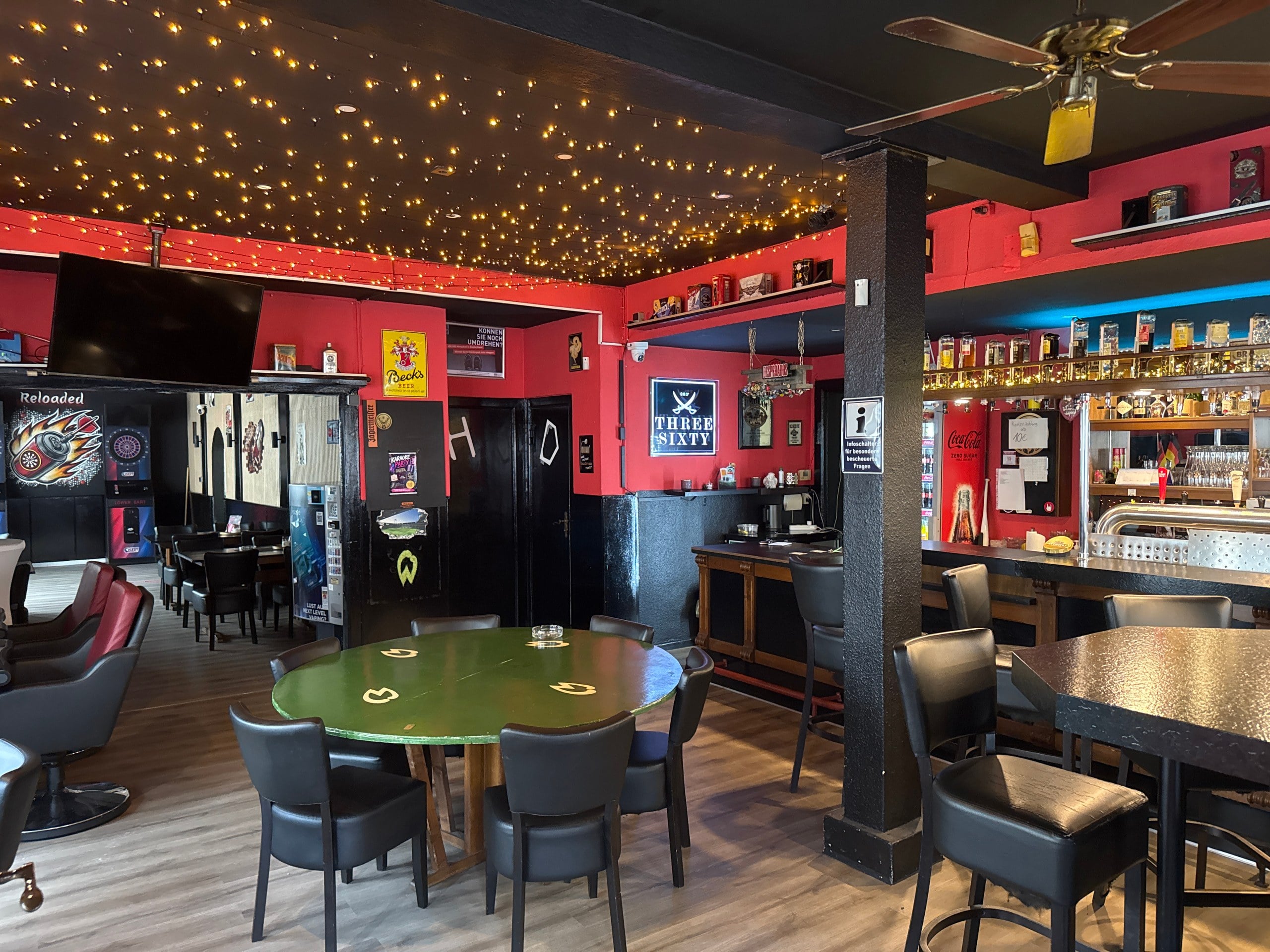 Moderne große Event-Kneipe/Bar mit großer Terrasse