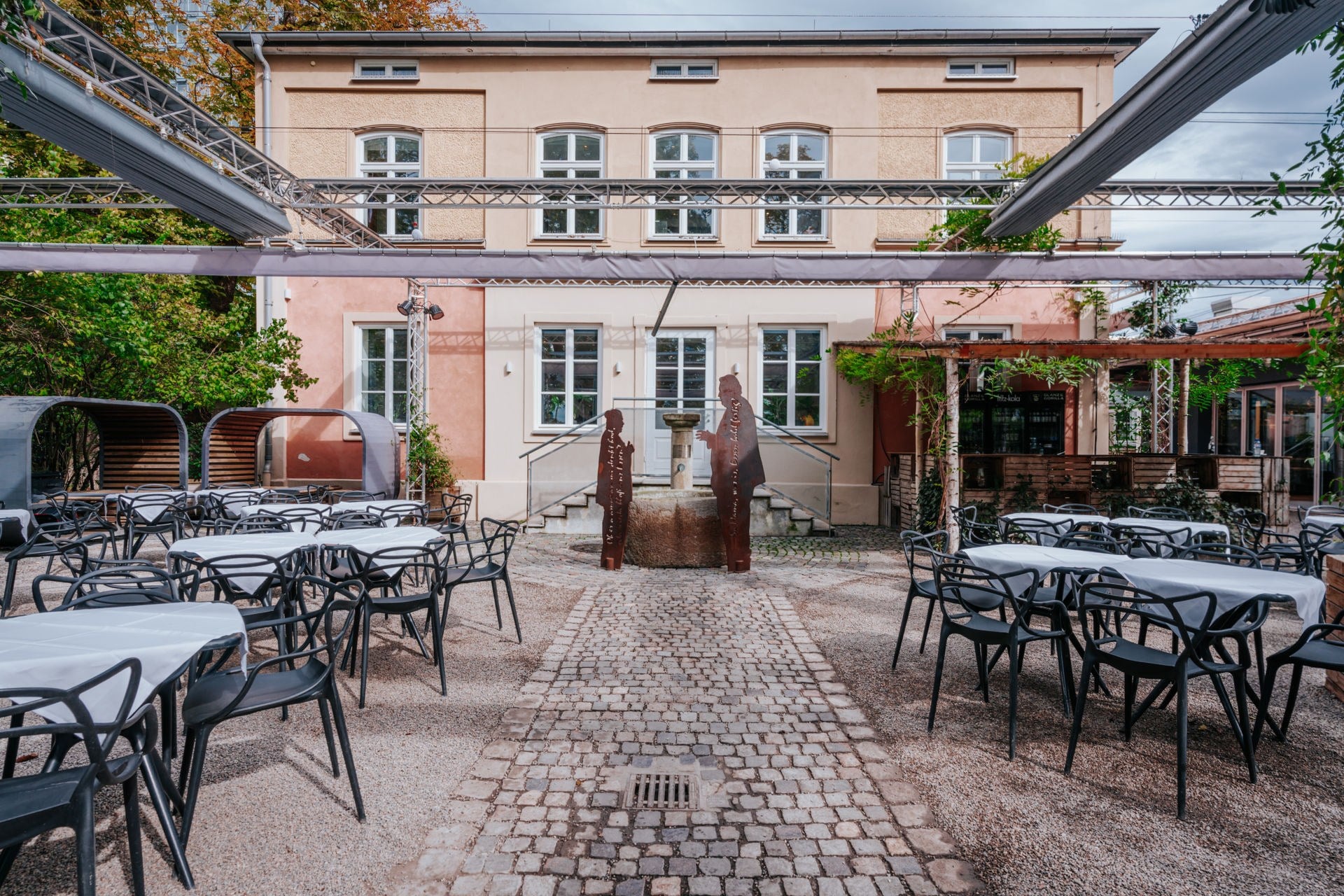 Atrium im Industrial & Urban-Stil mit historischer Villa