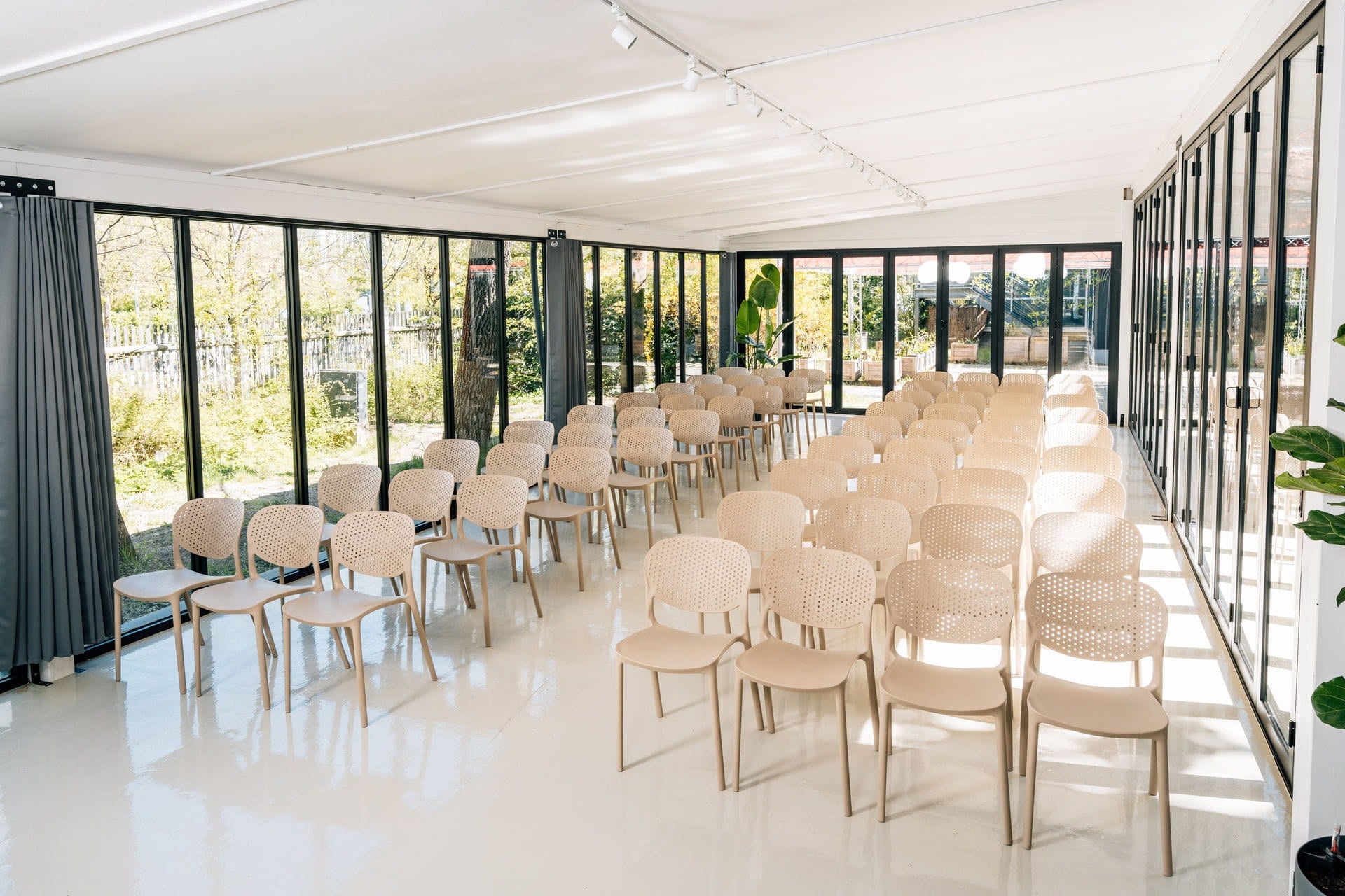 Atrium im Industrial & Urban-Stil mit historischer Villa