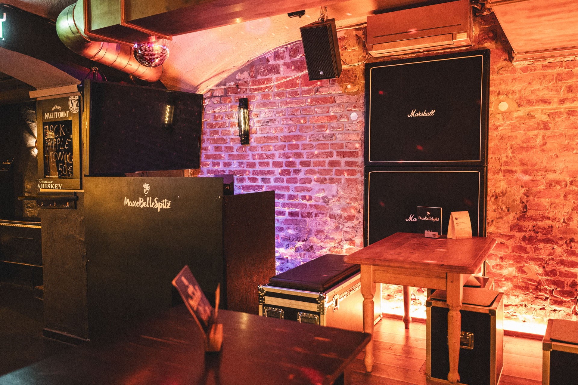 Dunkle Rock N Roll Kellerbar