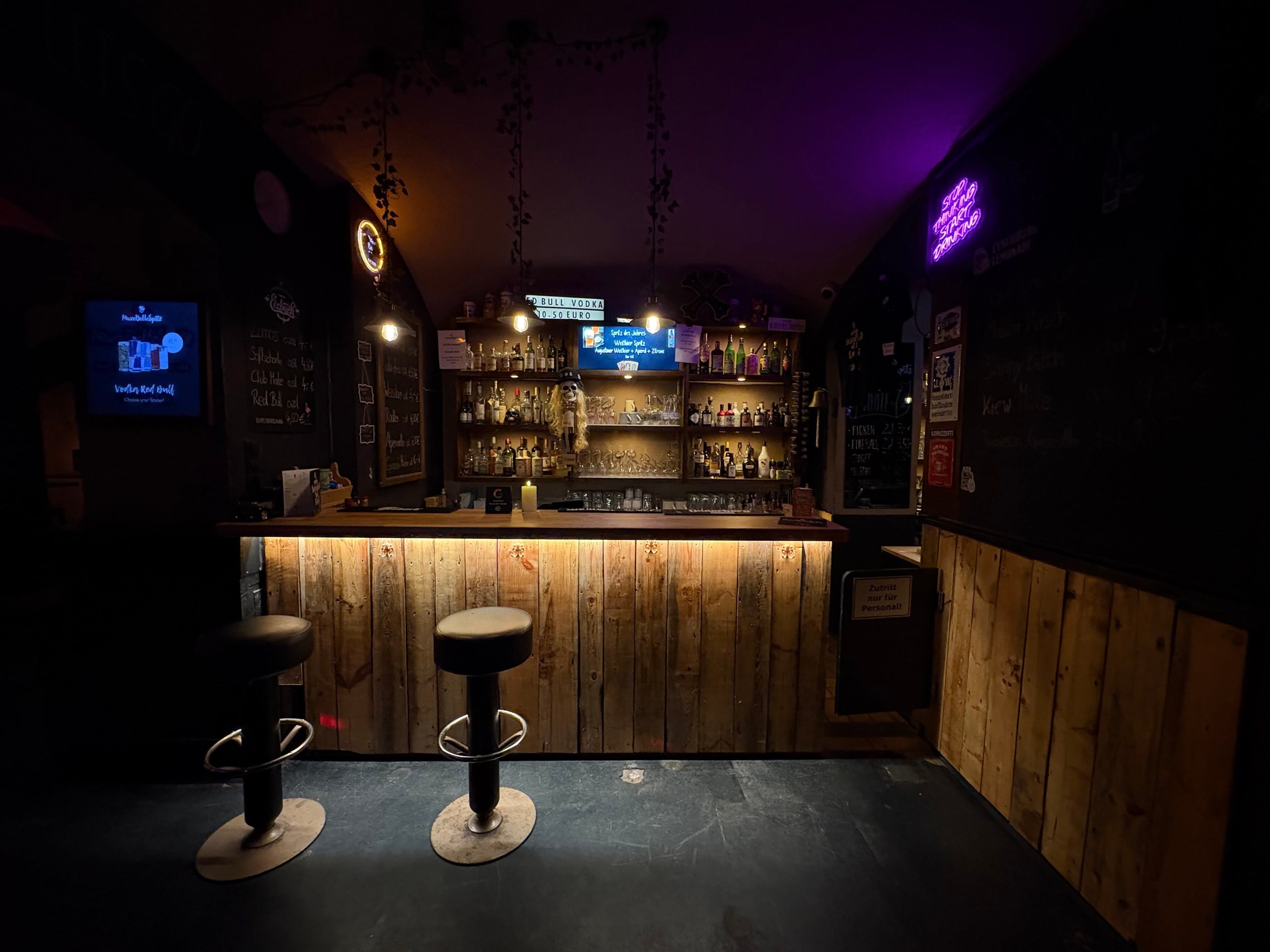 Dunkle Rock N Roll Kellerbar