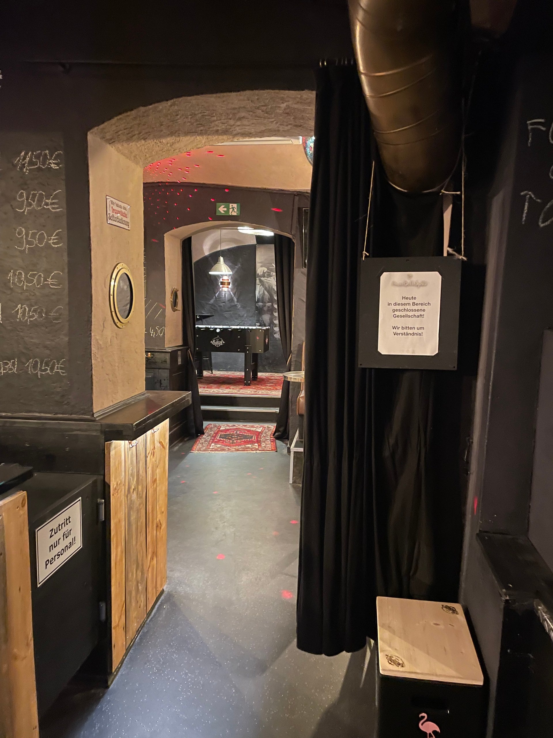 Dunkle Rock N Roll Kellerbar