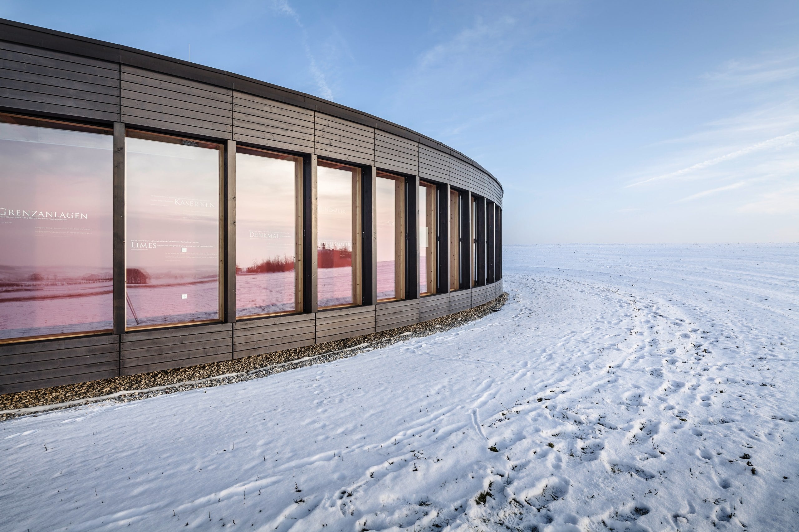 Moderner Rundbau mit Naturblick