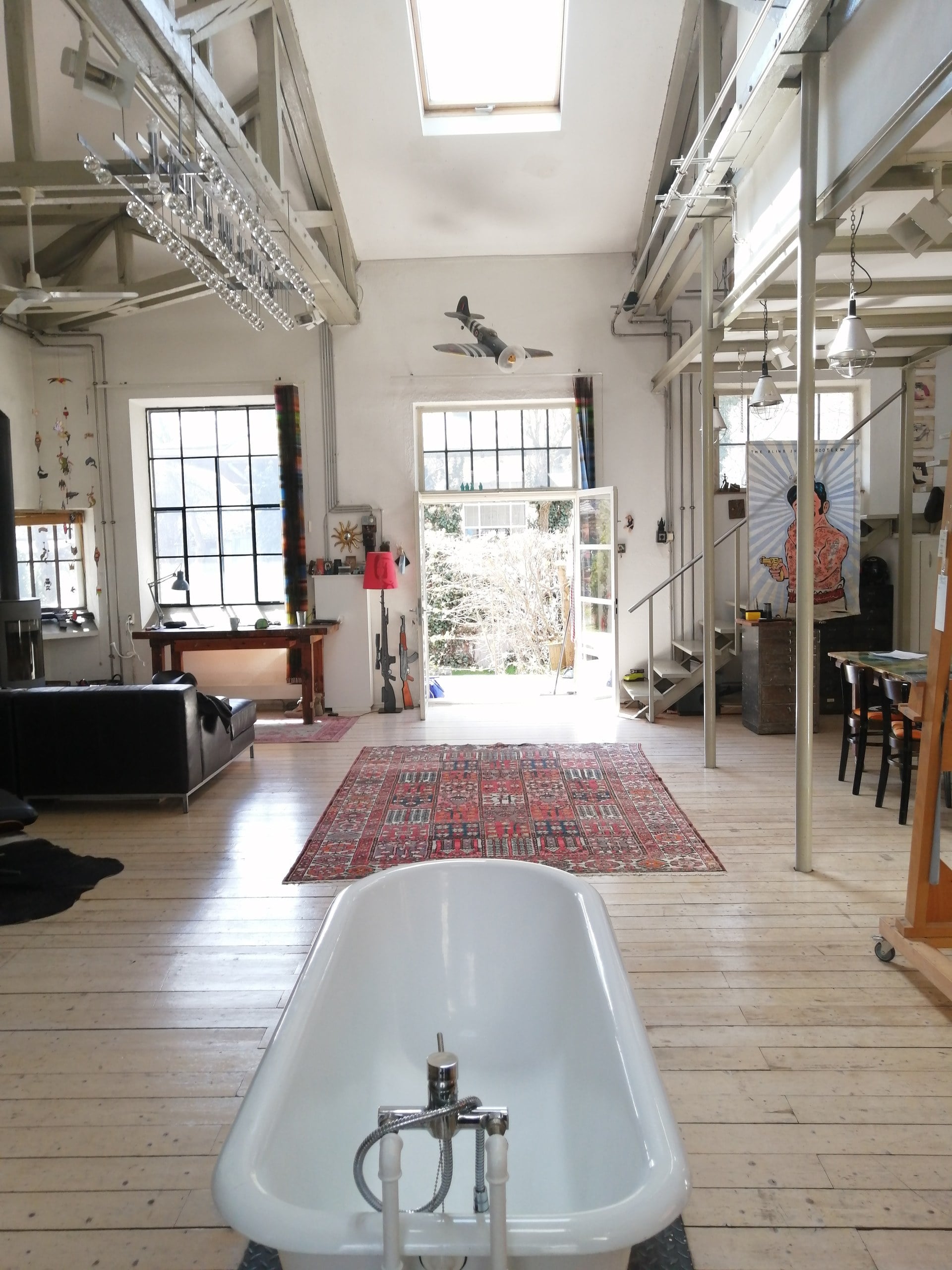 Industrie Loft in grünem Industrie-Areal Badewanne offenRaum