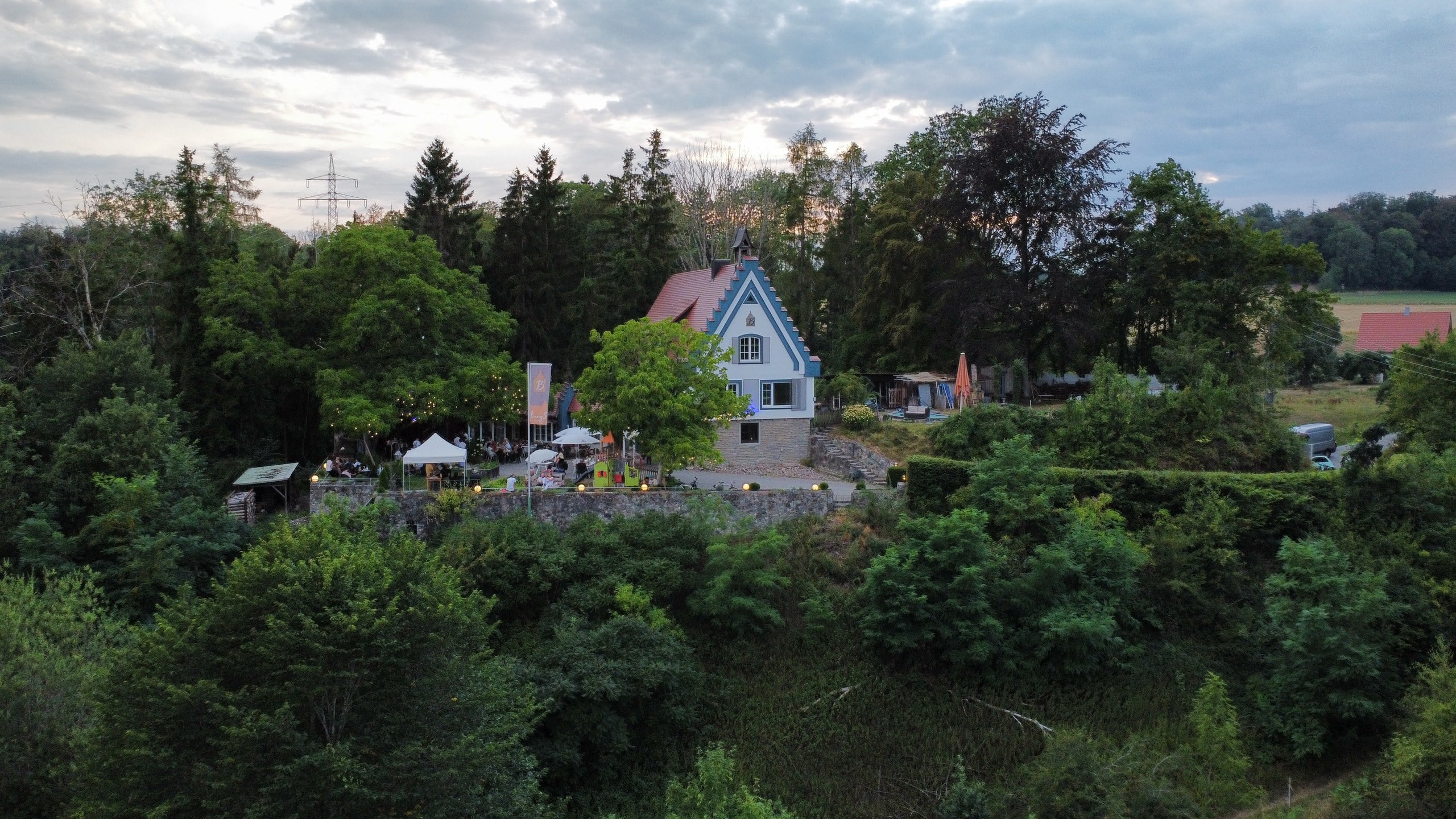 Burg3 Herrenhaus mit Burgflair