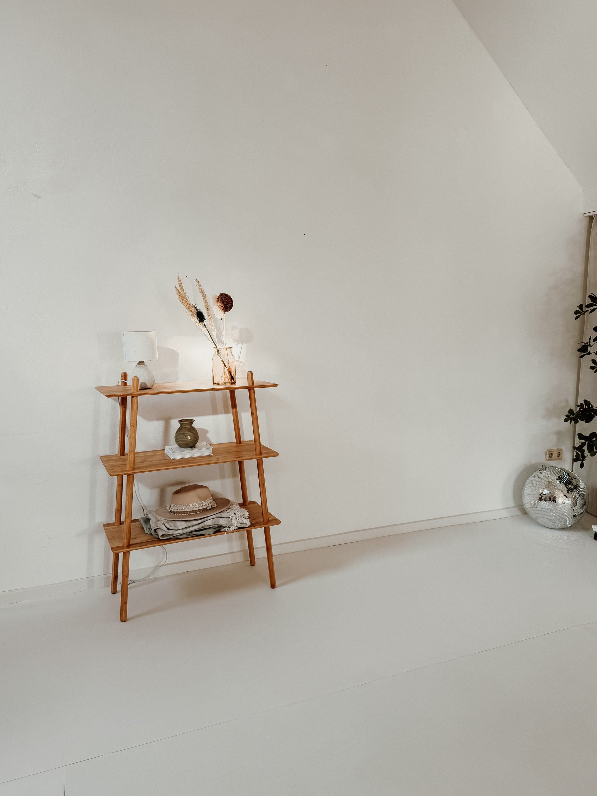 Helles, gemütliches Tageslichtstudio mit Spitzdach